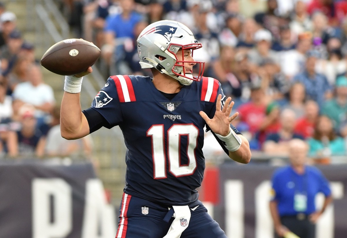 New England Patriots quarterback Mac Jones (10) throws a pass against the Miami Dolphins. Mandatory Credit: Bob DeChiara-USA TODAY 